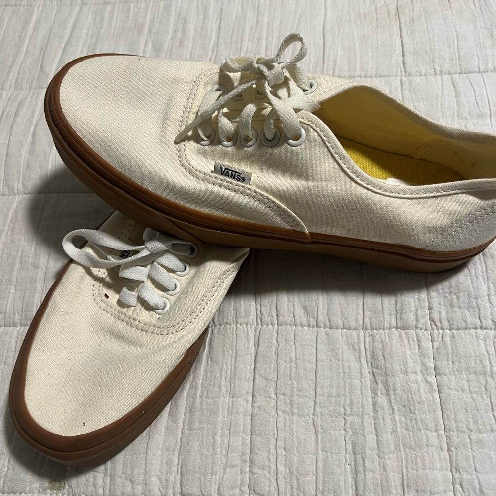 Vans Men’s sise 7 and women 8 1/2 off whites Canvas Sneakers with Gum Sole